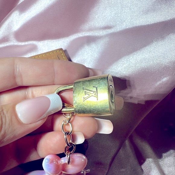 Louis Vuitton Bag Charm Gold with LV Luggage Tag and LV PadLock and Pink Balloon - Picture 10 of 17